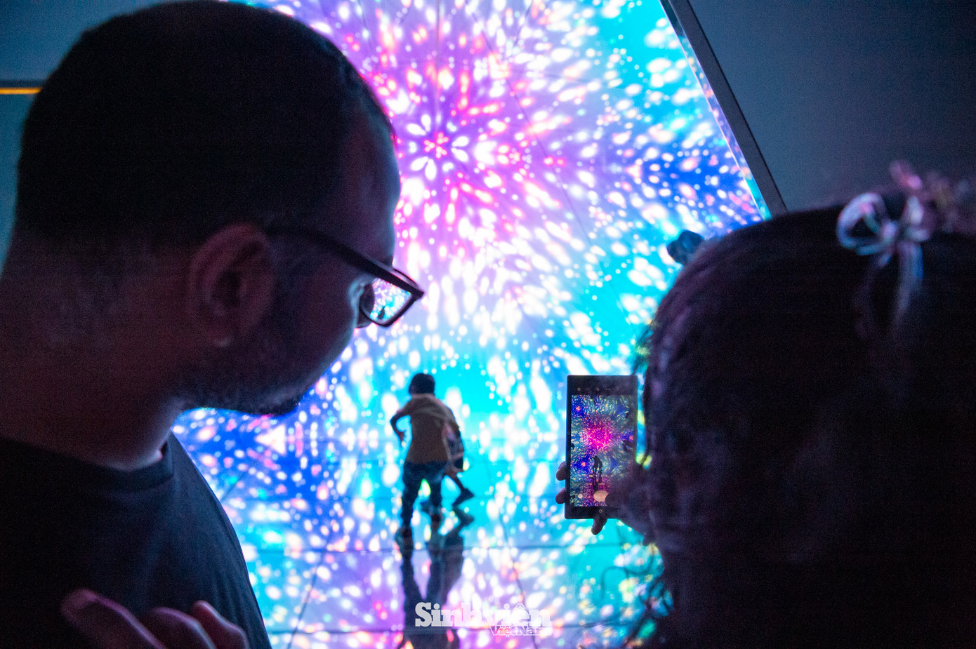 Anh Malik (du khách Ấn Độ) cùng gia đình thể hiện sự thích thú khi trải nghiệm triển lãm. "Được một người bạn Việt Nam giới thiệu nên tôi đưa gia đình mình tới thăm quan. Tôi thấy một số phòng có không gian tối, ánh sáng hơi phức tạp nhưng đó lại là điểm thu hút riêng với tôi. Đây là trải nghiệm khó quên của tôi khi tới Việt Nam du lịch." anh Malik chia sẻ.