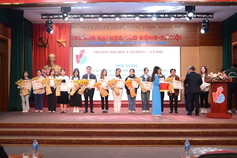 Mạnh Hùng là 1 trong 15 sinh viên đạt danh hiệu sinh viên xuất sắc toàn trường được khen thưởng tại Hội nghị Tổng kết công tác sinh viên. Mạnh Hùng là 1 trong 15 sinh viên đạt danh hiệu sinh viên xuất sắc toàn trường được khen thưởng tại Hội nghị Tổng kết công tác sinh viên.