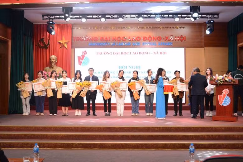 Mạnh Hùng là 1 trong 15 sinh viên đạt danh hiệu sinh viên xuất sắc toàn trường được khen thưởng tại Hội nghị Tổng kết công tác sinh viên.