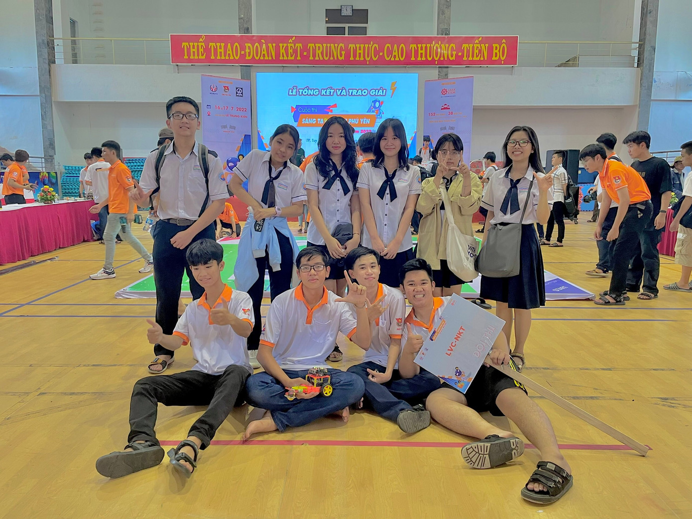 Anh Tú cùng những người bạn tham gia cuộc thi Robocon 2022 do trường Đại học Sư phạm Kỹ thuật Thành phố Hồ Chí Minh tổ chức (bên phải hàng dưới).