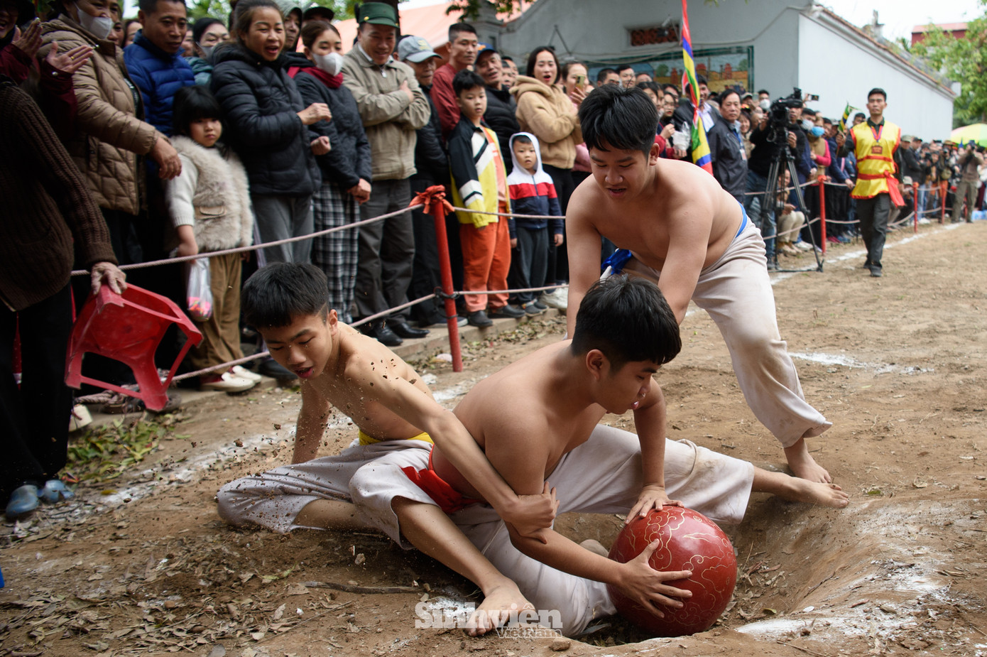 Các vận động viên tranh đấu quyết liệt, đưa quả cầu về hố.