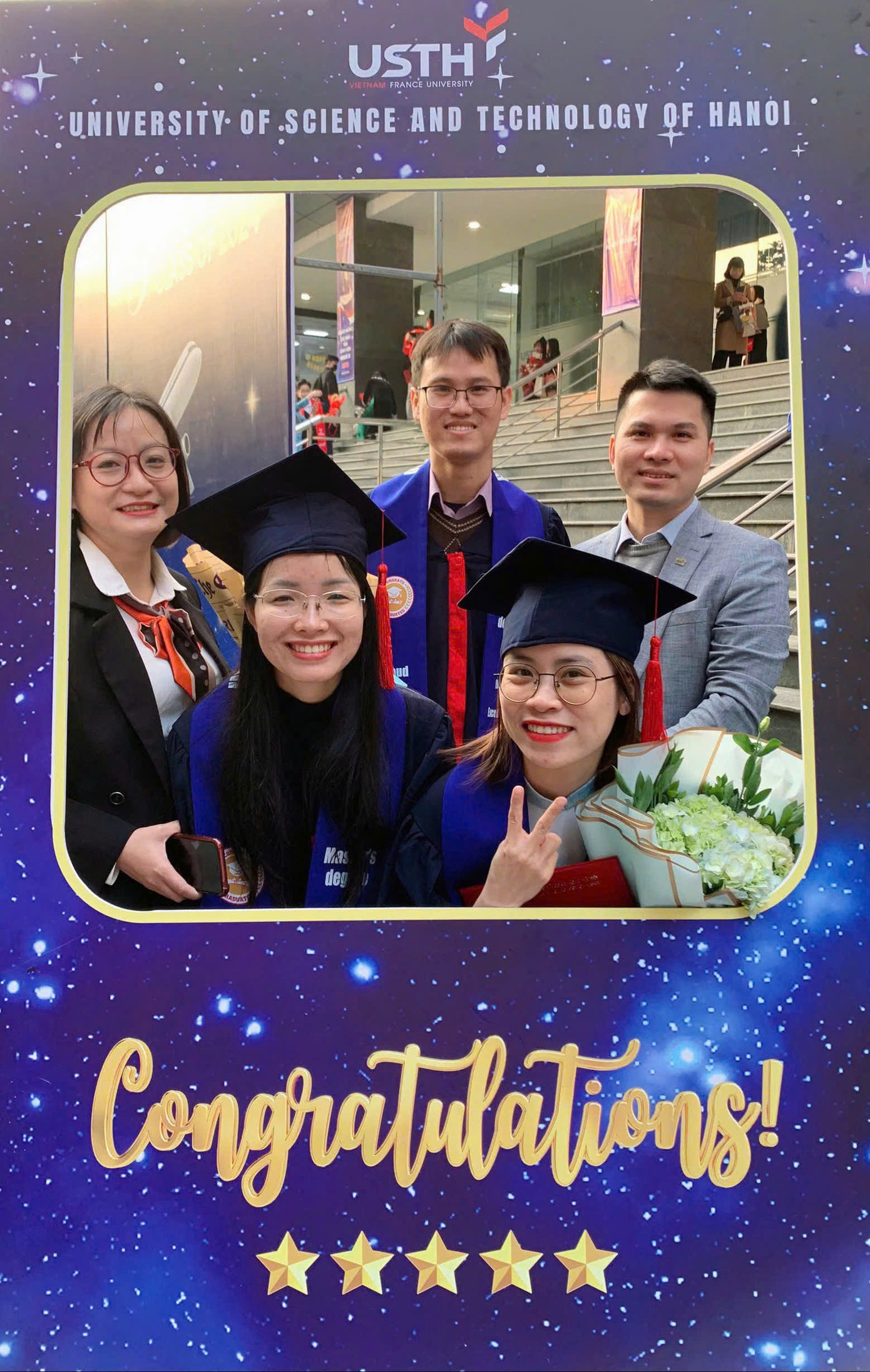 Hình ảnh thầy Hải chụp ảnh cùng Tân cử nhân USTH tại Lễ tốt nghiệp.
