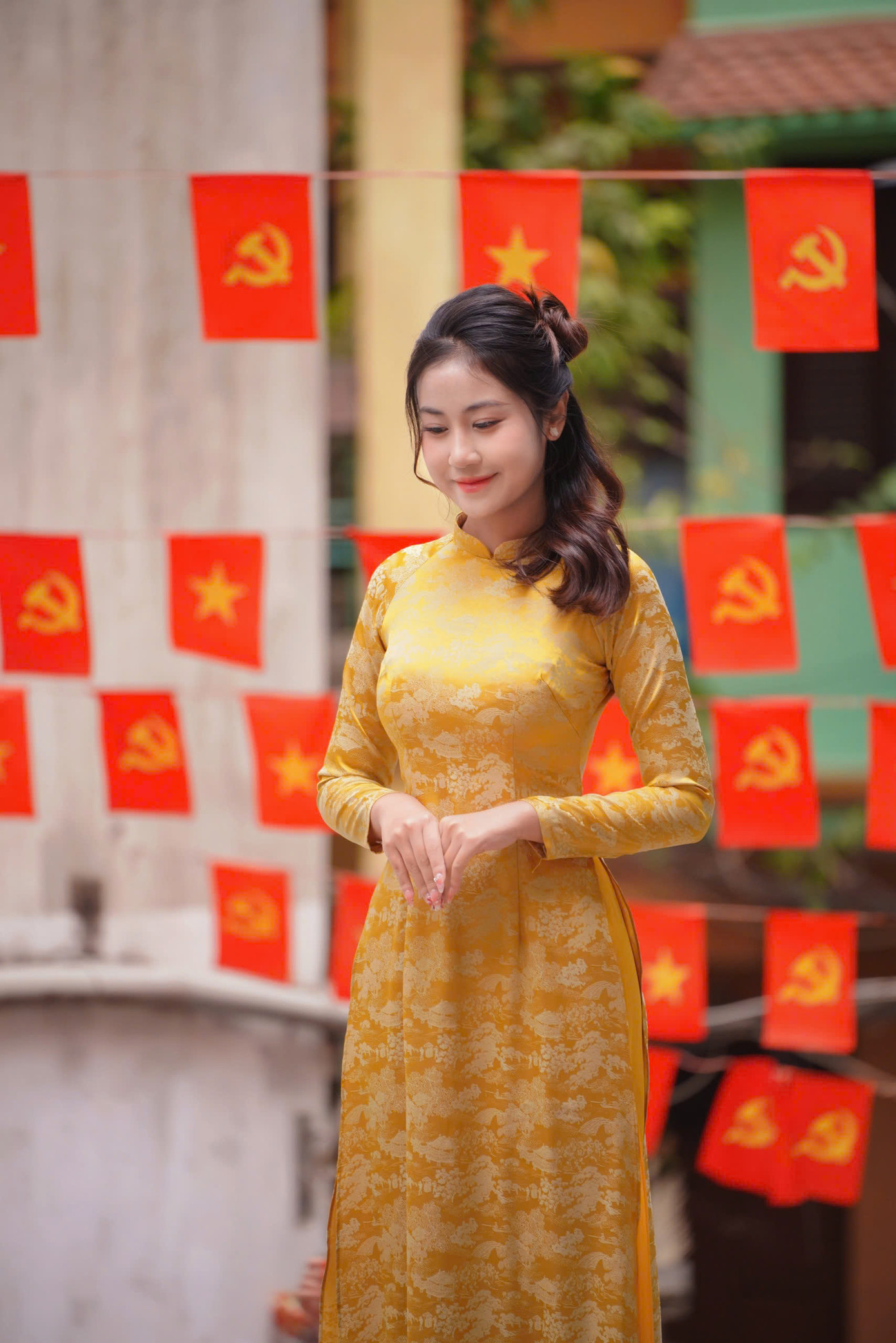 Phương Hà chia sẻ niềm tự hào mỗi khi khoác lên mình tà áo dài truyền thống, biểu tượng của người phụ nữ Việt.