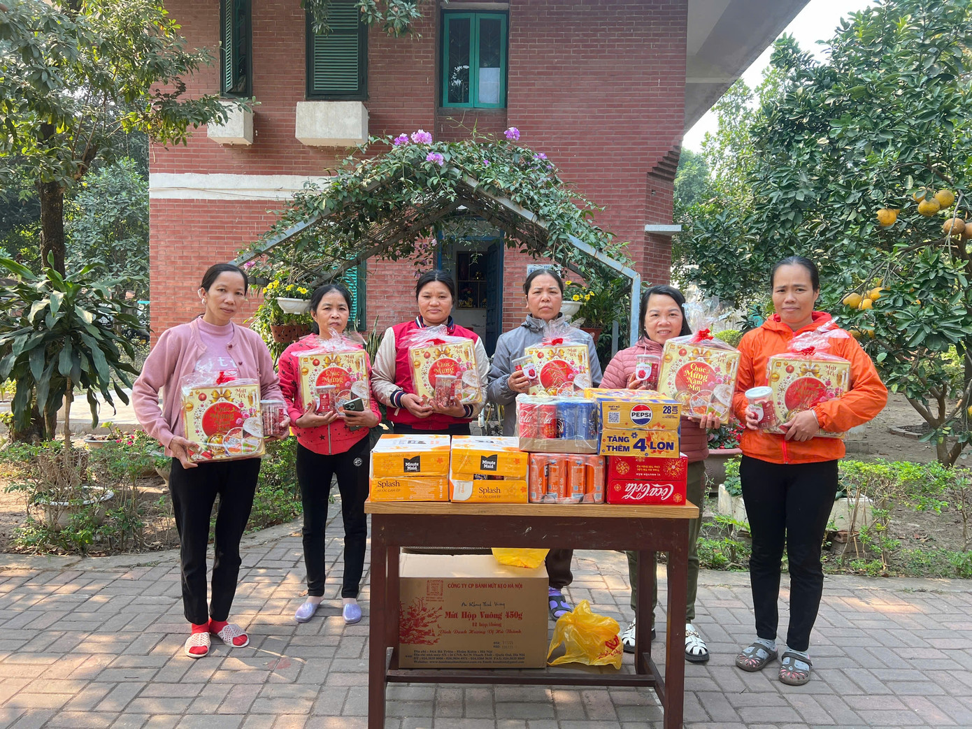 Những phần quà tết của người hâm mộ ca sĩ Hùng Huỳnh được trao tặng cho các gia đình tại làng SOS Hà Nội. Những phần quà tết của người hâm mộ ca sĩ Hùng Huỳnh được trao tặng cho các gia đình tại làng SOS Hà Nội.