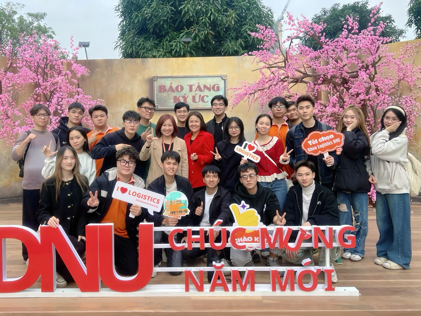 Bước ra khỏi vùng an toàn, Nguyễn Quang Huy tích cực tham gia CLB, hoạt động xã hội và sự kiện văn hóa để phát triển bản thân. Bước ra khỏi vùng an toàn, Nguyễn Quang Huy tích cực tham gia CLB, hoạt động xã hội và sự kiện văn hóa để phát triển bản thân.