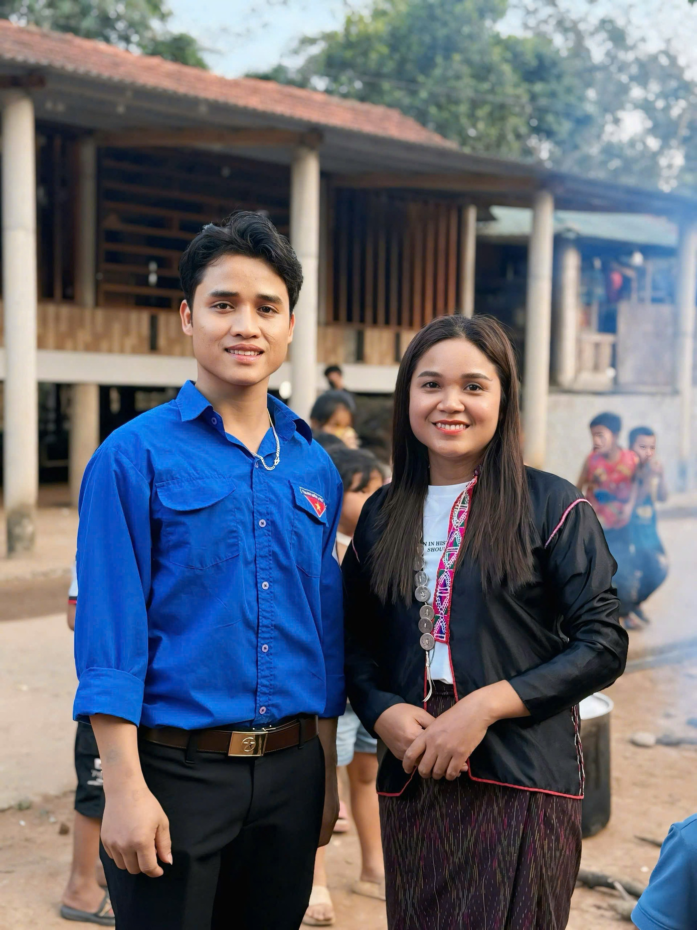 Ca sĩ Hồ Văn Kãnh đồng hành cùng chương trình Hành trình hạnh phúc mang quà Tết đến với người dân vùng biên. Ca sĩ Hồ Văn Kãnh đồng hành cùng chương trình Hành trình hạnh phúc mang quà Tết đến với người dân vùng biên.