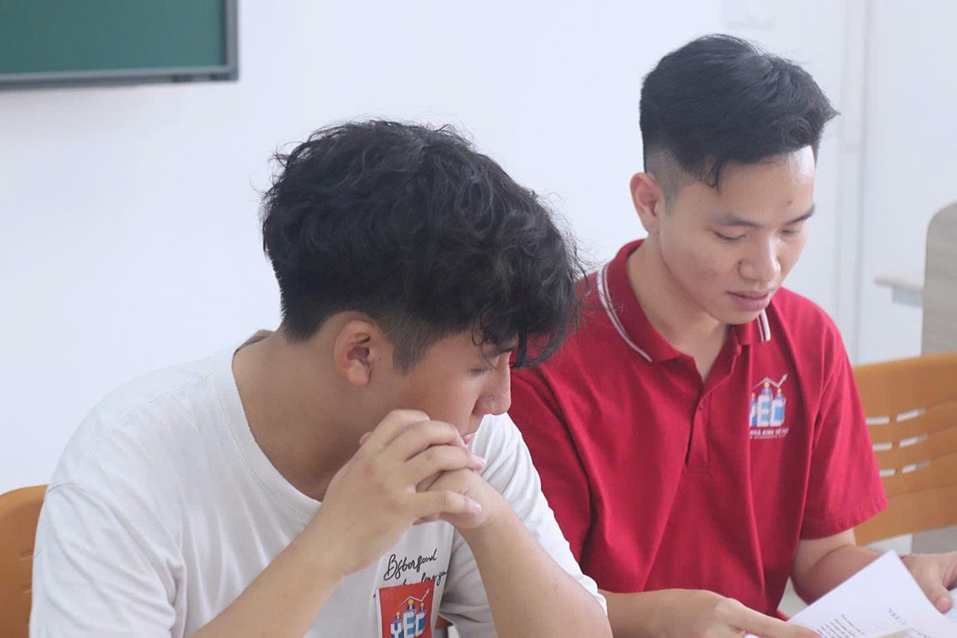 Thay vì chùn bước, Đức Anh (bên phải) chọn cách đối mặt với nỗi sợ, thử thách chính mình và không ngừng học hỏi. Thay vì chùn bước, Đức Anh (bên phải) chọn cách đối mặt với nỗi sợ, thử thách chính mình và không ngừng học hỏi.