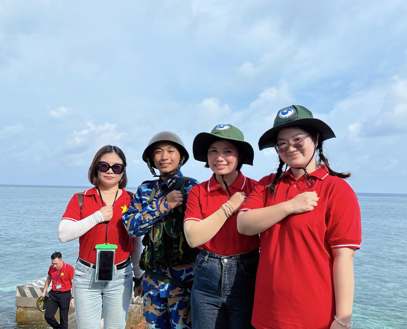 Nụ cười của người trẻ tại đảo Len Đao, đầy tự hào về màu cờ trên ngực áo. Nụ cười của người trẻ tại đảo Len Đao, đầy tự hào về màu cờ trên ngực áo.