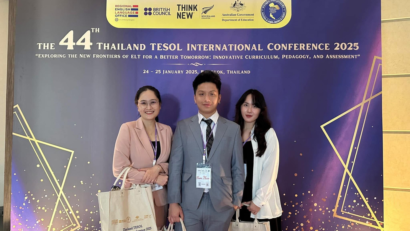 Nhóm các giảng viên Khoa Tiếng Anh trình bày nghiên cứu khoa học tại hội thảo ThaiTESOL 2025. Nhóm các giảng viên Khoa Tiếng Anh trình bày nghiên cứu khoa học tại hội thảo ThaiTESOL 2025.