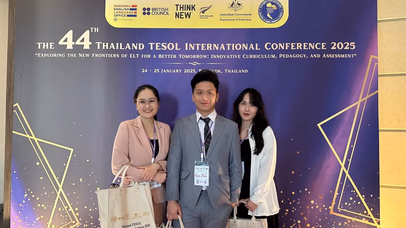Nhóm các giảng viên Khoa Tiếng Anh trình bày nghiên cứu khoa học tại hội thảo ThaiTESOL 2025.