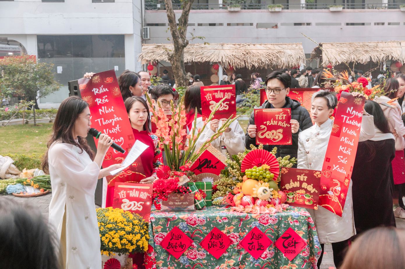 Các bạn sinh viên thuyết trình về Cắm hoa Tết và Trưng bày mâm ngũ quả tại cuộc thi. Các bạn sinh viên thuyết trình về Cắm hoa Tết và Trưng bày mâm ngũ quả tại cuộc thi.