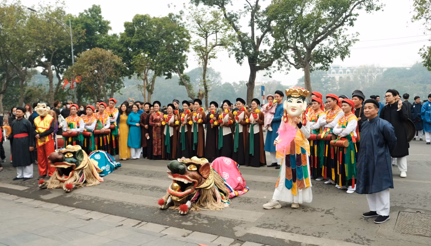 Ngày hội Việt phục Bách Hoa Bộ Hành 2025 đã thu hút hàng trăm bạn trẻ tham gia, đây là lễ hội diễu hành cổ phục quy mô lớn tại Việt Nam.