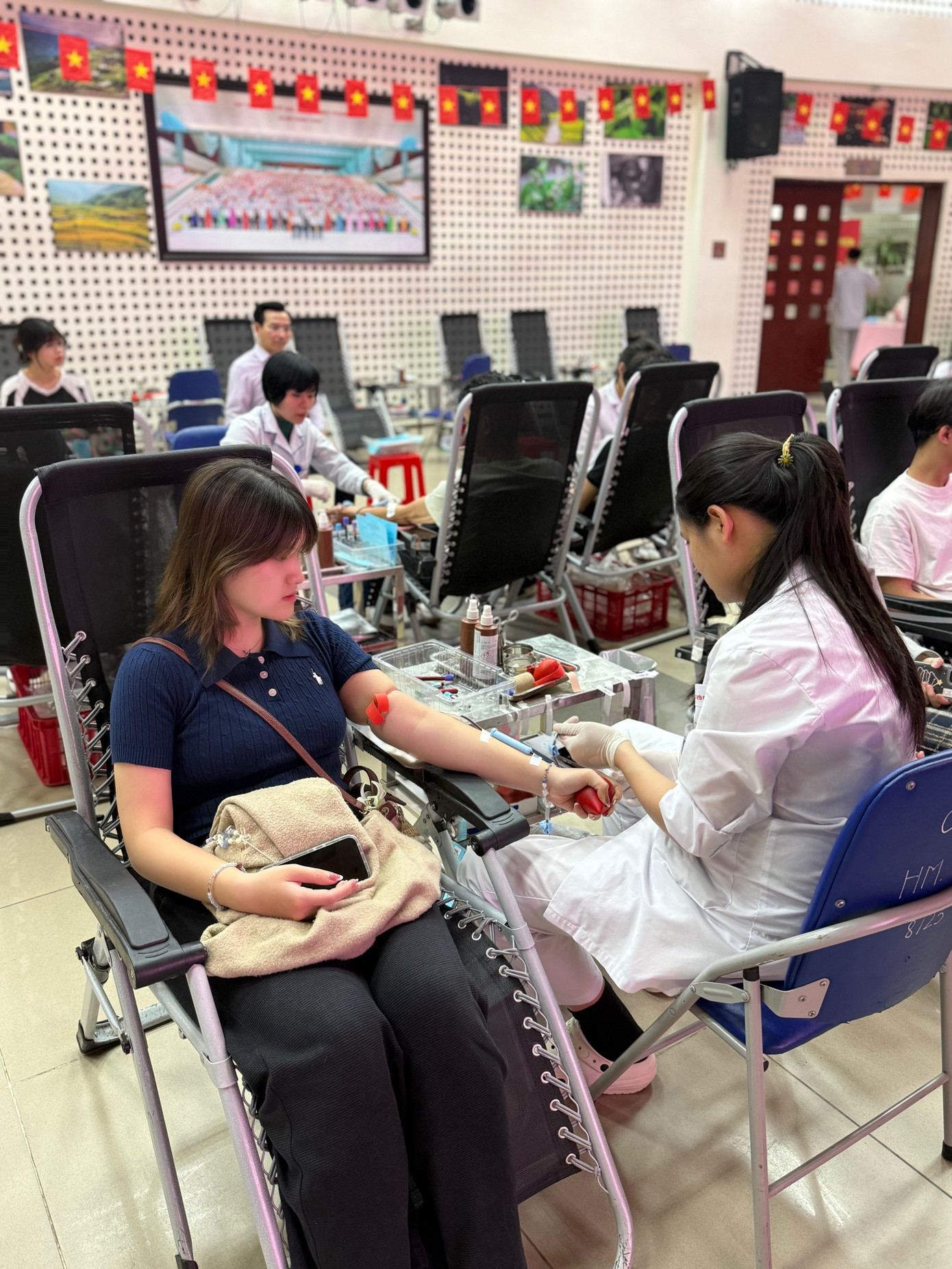 Cứ đều đặn 3 tháng một lần trong hơn một năm nay, Linh đều tham gia hiến máu cứu người.