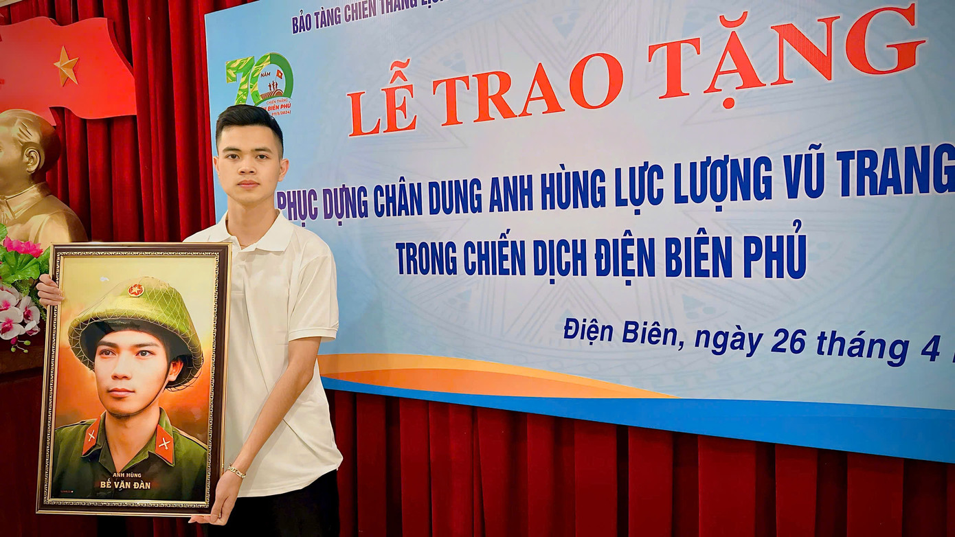 Văn Hoàng góp phần hồi sinh ký ức anh hùng, lan tỏa thông điệp tri ân qua những bức chân dung trao tặng. Văn Hoàng góp phần hồi sinh ký ức anh hùng, lan tỏa thông điệp tri ân qua những bức chân dung trao tặng.