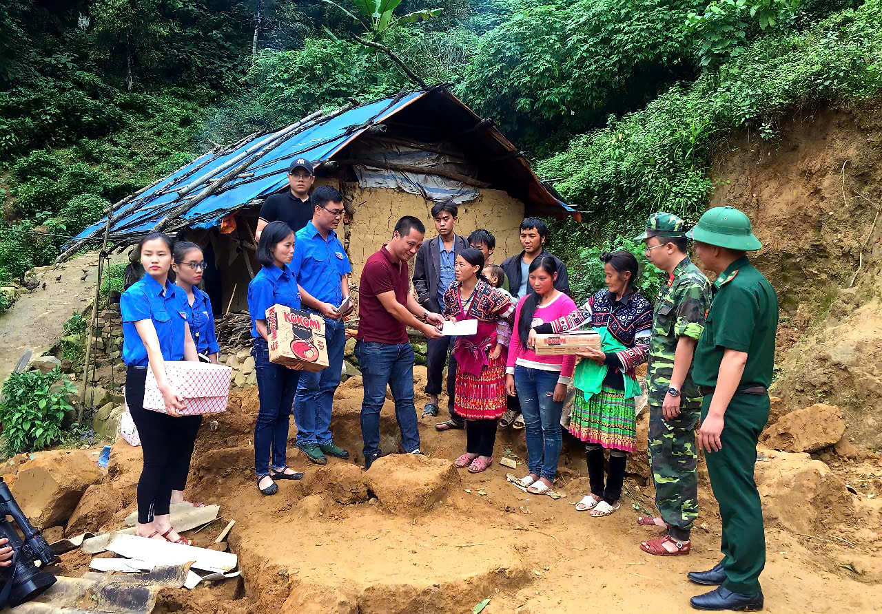 Nhà báo Hoàng Trường Giang cùng các đoàn thiện nguyện trao quà và hỗ trợ cho bà con vùng cao, lan tỏa tinh thần “lá lành đùm lá rách” giữa núi rừng Tây Bắc.