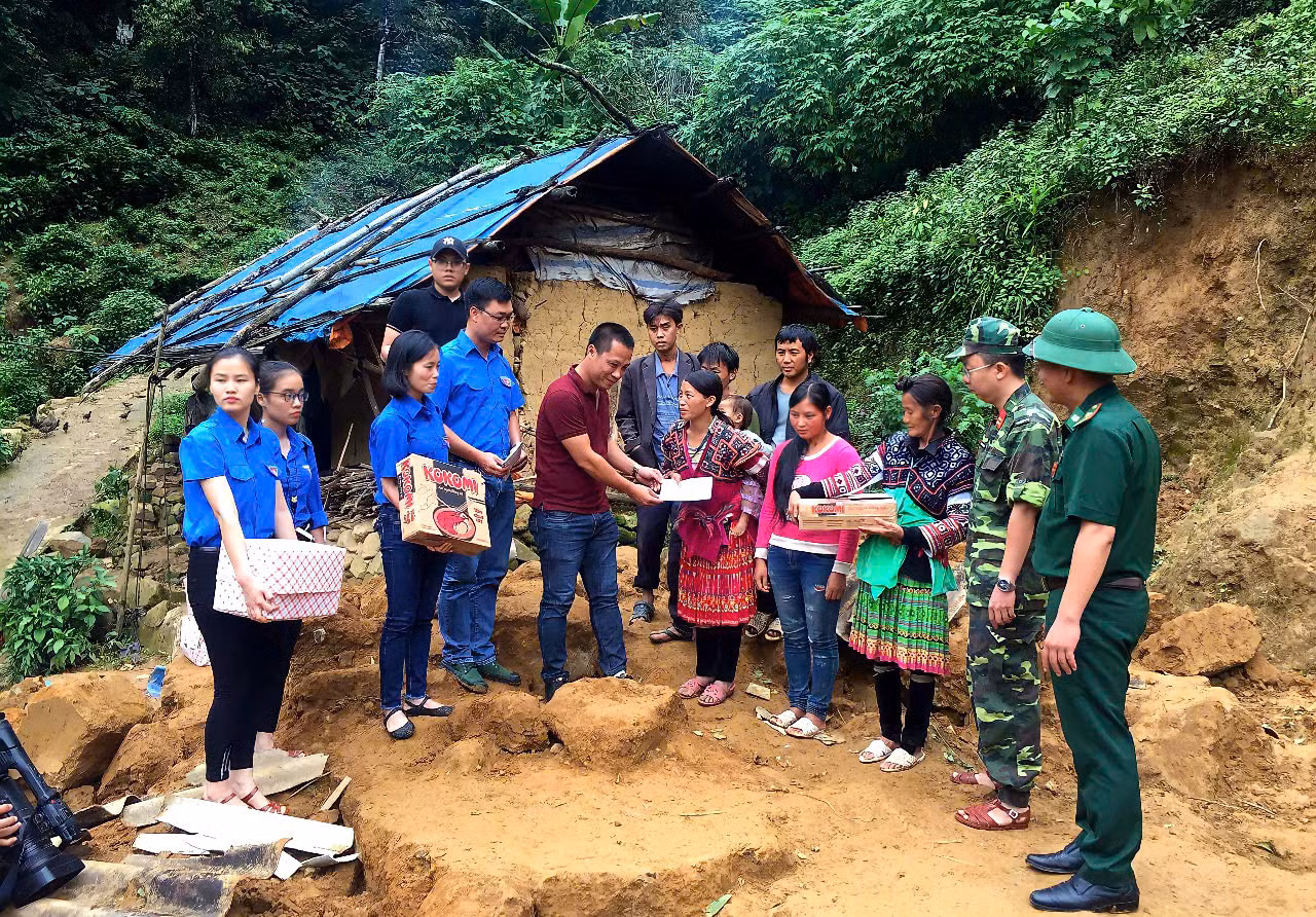 Nhà báo Hoàng Trường Giang cùng các đoàn thiện nguyện trao quà và hỗ trợ cho bà con vùng cao, lan tỏa tinh thần “lá lành đùm lá rách” giữa núi rừng Tây Bắc. Nhà báo Hoàng Trường Giang cùng các đoàn thiện nguyện trao quà và hỗ trợ cho bà con vùng cao, lan tỏa tinh thần “lá lành đùm lá rách” giữa núi rừng Tây Bắc.