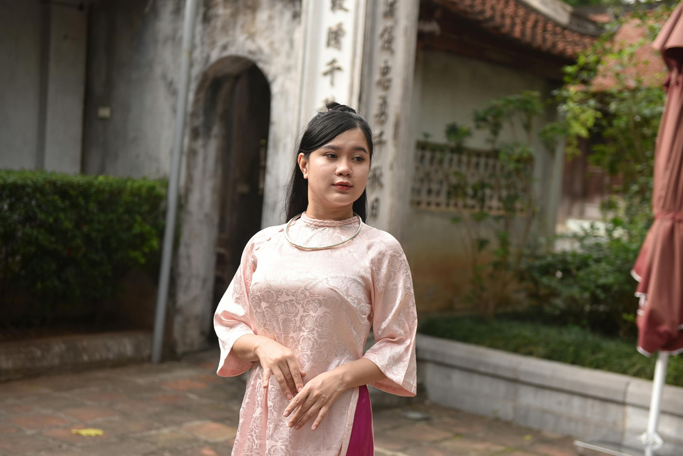 Gen Z thướt tha trong tà áo dài Tết. Ảnh: Felix Young