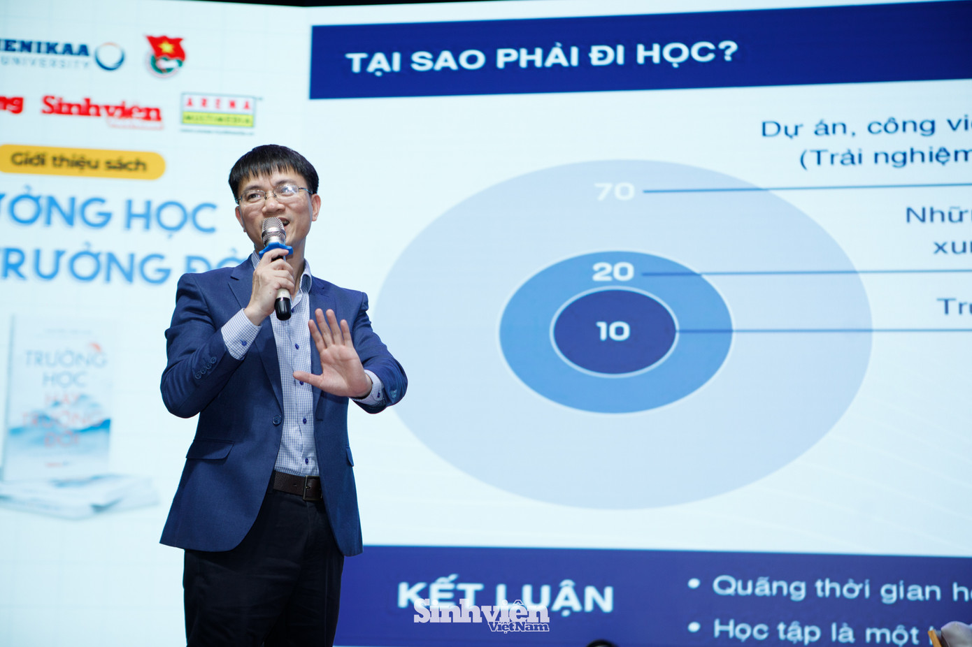 Diễn giả, nhà báo Nguyễn Tuấn Anh đã truyền cảm hứng cho gần 1.000 sinh viên tại chương trình bằng những chia sẻ tâm huyết về học tập suốt đời, khả năng thích ứng linh hoạt trước sự đổi mới không ngừng và ứng dụng khoa học công nghệ trong học tập và công việc. Anh cũng dành nhiều thời gian đề lắng nghe và trao đổi với các bạn sinh viên Đại học Phenikaa. Diễn giả, nhà báo Nguyễn Tuấn Anh đã truyền cảm hứng cho gần 1.000 sinh viên tại chương trình bằng những chia sẻ tâm huyết về học tập suốt đời, khả năng thích ứng linh hoạt trước sự đổi mới không ngừng và ứng dụng khoa học công nghệ trong học tập và công việc. Anh cũng dành nhiều thời gian đề lắng nghe và trao đổi với các bạn sinh viên Đại học Phenikaa.