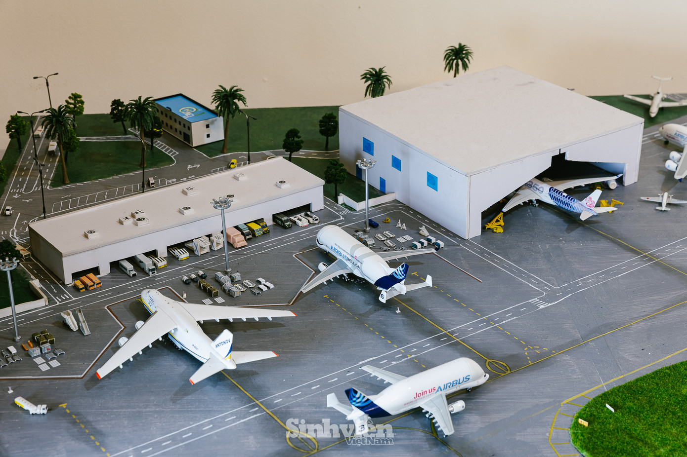 "Ngay từ bé, mình đã bị mê hoặc bởi những chiếc máy bay bay lượn trên bầu trời." - Dương chia sẻ về niềm đam mê đã nhen nhóm từ thuở ấu thơ. Năm 2018, cậu bắt đầu hành trình sưu tầm mô hình máy bay, và đến nay, bộ sưu tập đã lên đến con số ấn tượng - 200 chiếc. "Chủ yếu mình sưu tập máy bay dân dụng, vì chúng mang đến cảm giác gần gũi và thân thuộc." - Dương nói.