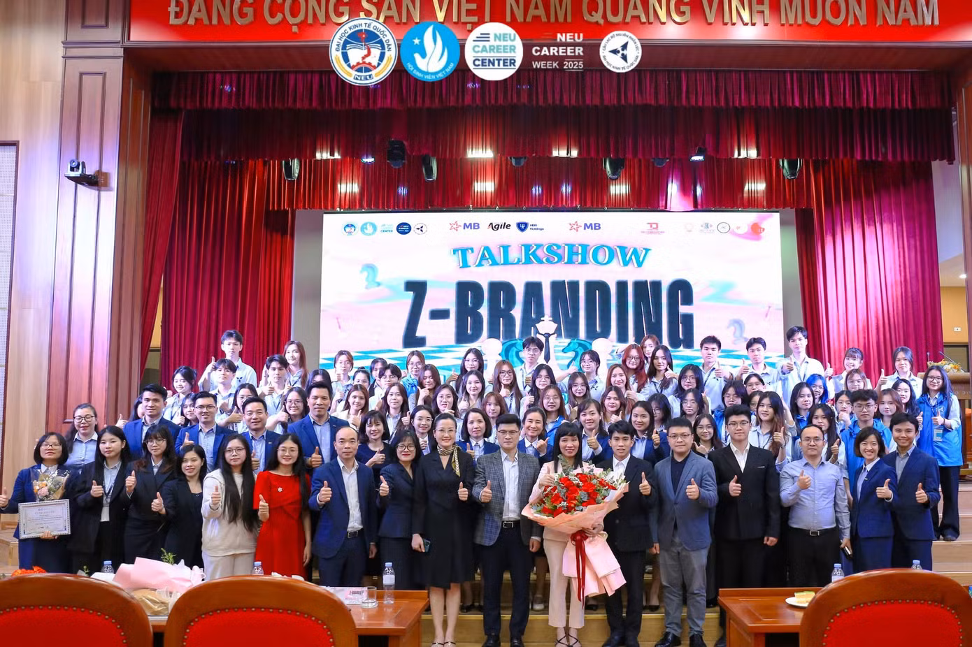 Mai Thanh – thành viên Ban Tổ chức trong nhiều chương trình, sự kiện học thuật quy mô lớn tại Đại học Kinh tế Quốc dân, góp phần tạo nên môi trường học thuật năng động, chuyên nghiệp dành cho sinh viên. Mai Thanh – thành viên Ban Tổ chức trong nhiều chương trình, sự kiện học thuật quy mô lớn tại Đại học Kinh tế Quốc dân, góp phần tạo nên môi trường học thuật năng động, chuyên nghiệp dành cho sinh viên.