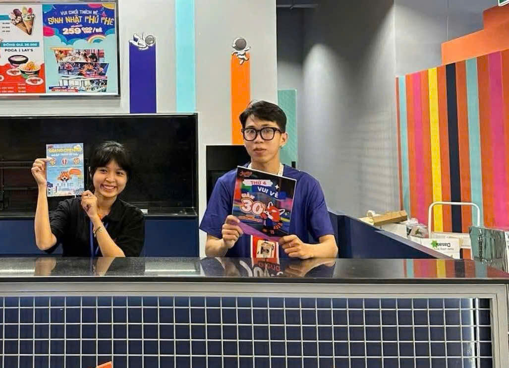 Các bạn trẻ làm việc tất bật nhưng vẫn thể hiện tinh thần vui vẻ. Các bạn trẻ làm việc tất bật nhưng vẫn thể hiện tinh thần vui vẻ.