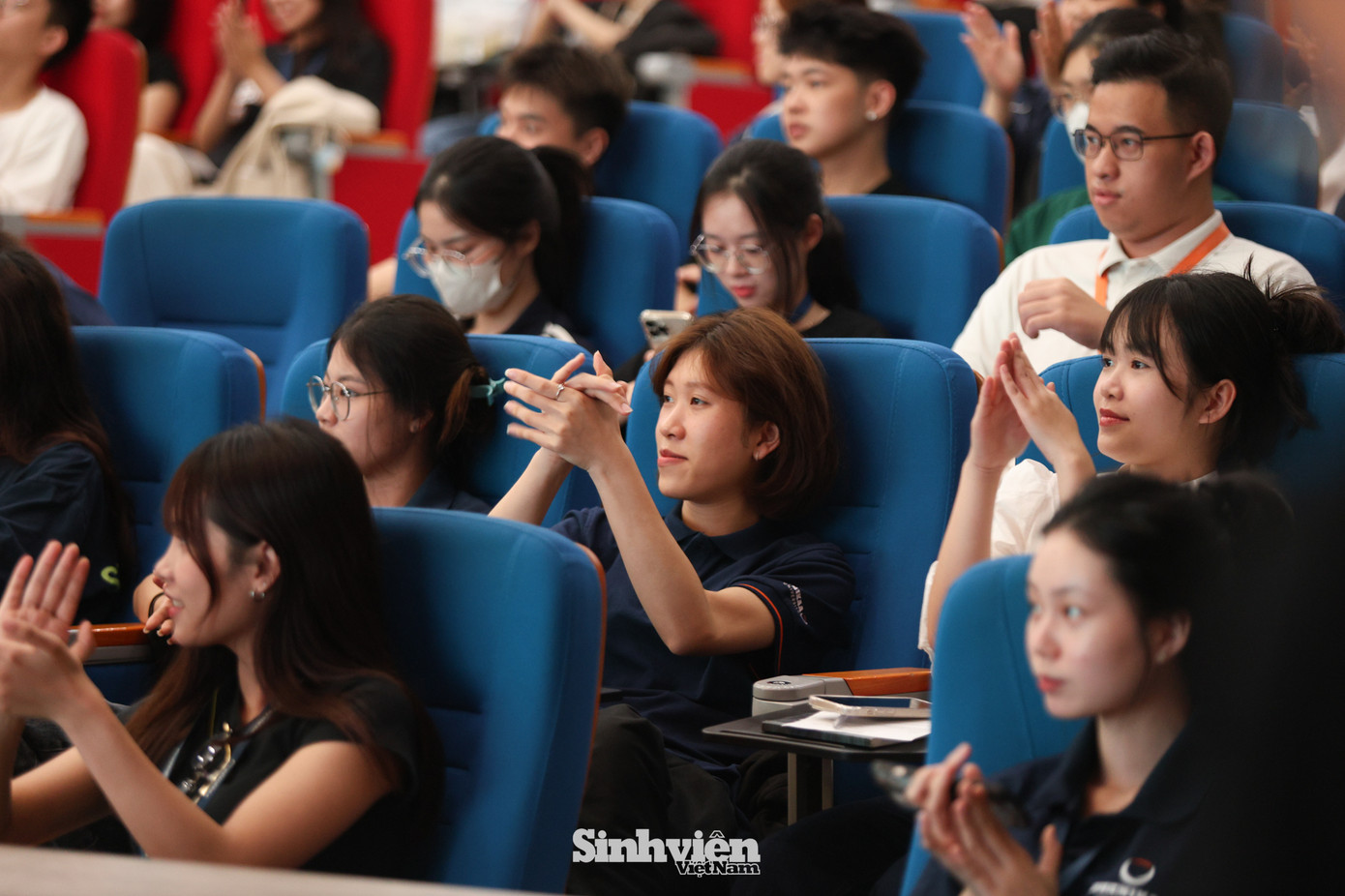 Qua những trao đổi sôi nổi với các diễn giả, sinh viên đã thể hiện rõ nét sự quan tâm sâu sắc đến khoa học công nghệ và tinh thần khởi nghiệp.