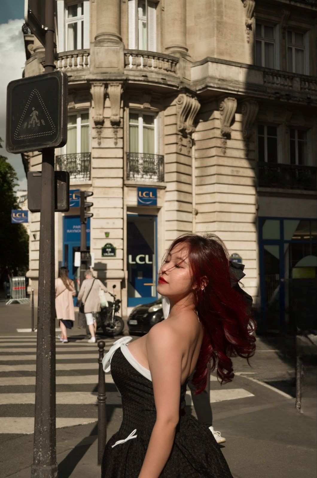 Cô nàng tận dụng cơ hội du học để khám phá thế giới và mở rộng góc nhìn. Cô nàng tận dụng cơ hội du học để khám phá thế giới và mở rộng góc nhìn.