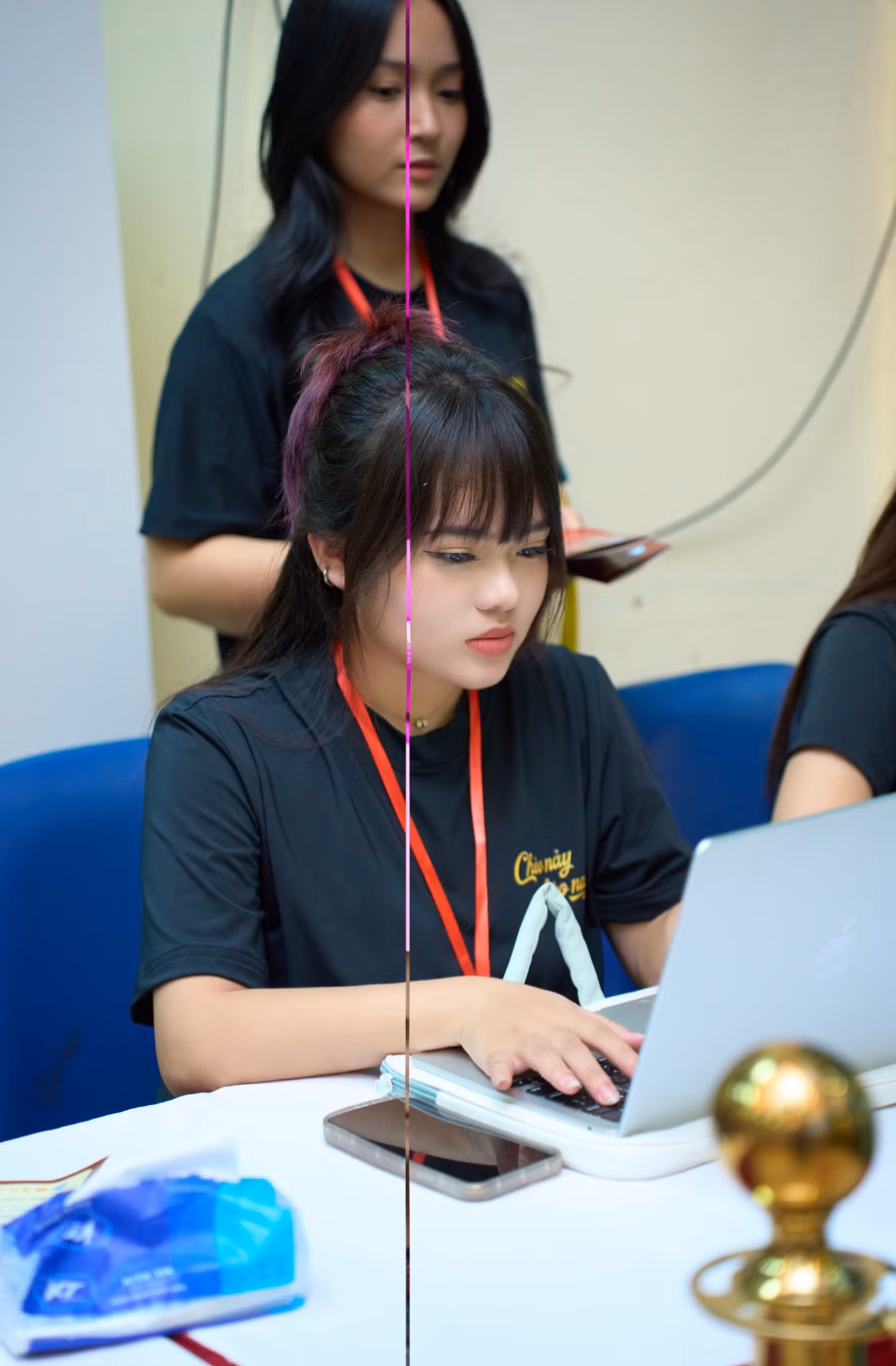 "Tất nhiên cũng có những lúc mình loay hoay, vụng về trong quá trình học tập và làm việc. May mắn rằng bên cạnh mình luôn có gia đình và bạn bè động viên, cổ vũ giúp mình tự tin hơn trên hành trình của bản thân."