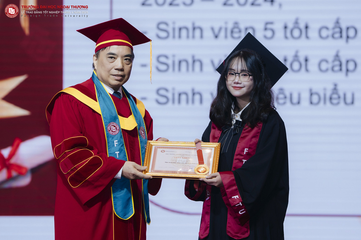 Linh Đan vinh dự nhận Bằng khen Sinh viên tiêu biểu. Linh Đan vinh dự nhận Bằng khen Sinh viên tiêu biểu.