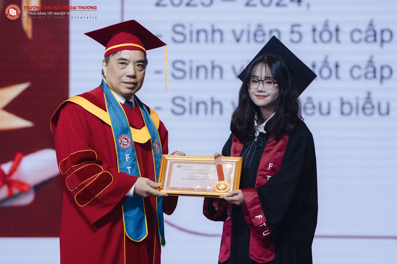 Linh Đan vinh dự nhận Bằng khen Sinh viên tiêu biểu.