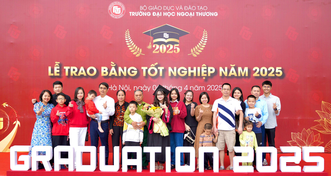 Linh Đan cùng đại gia đình của mình trong ngày tốt nghiệp. Linh Đan cùng đại gia đình của mình trong ngày tốt nghiệp.