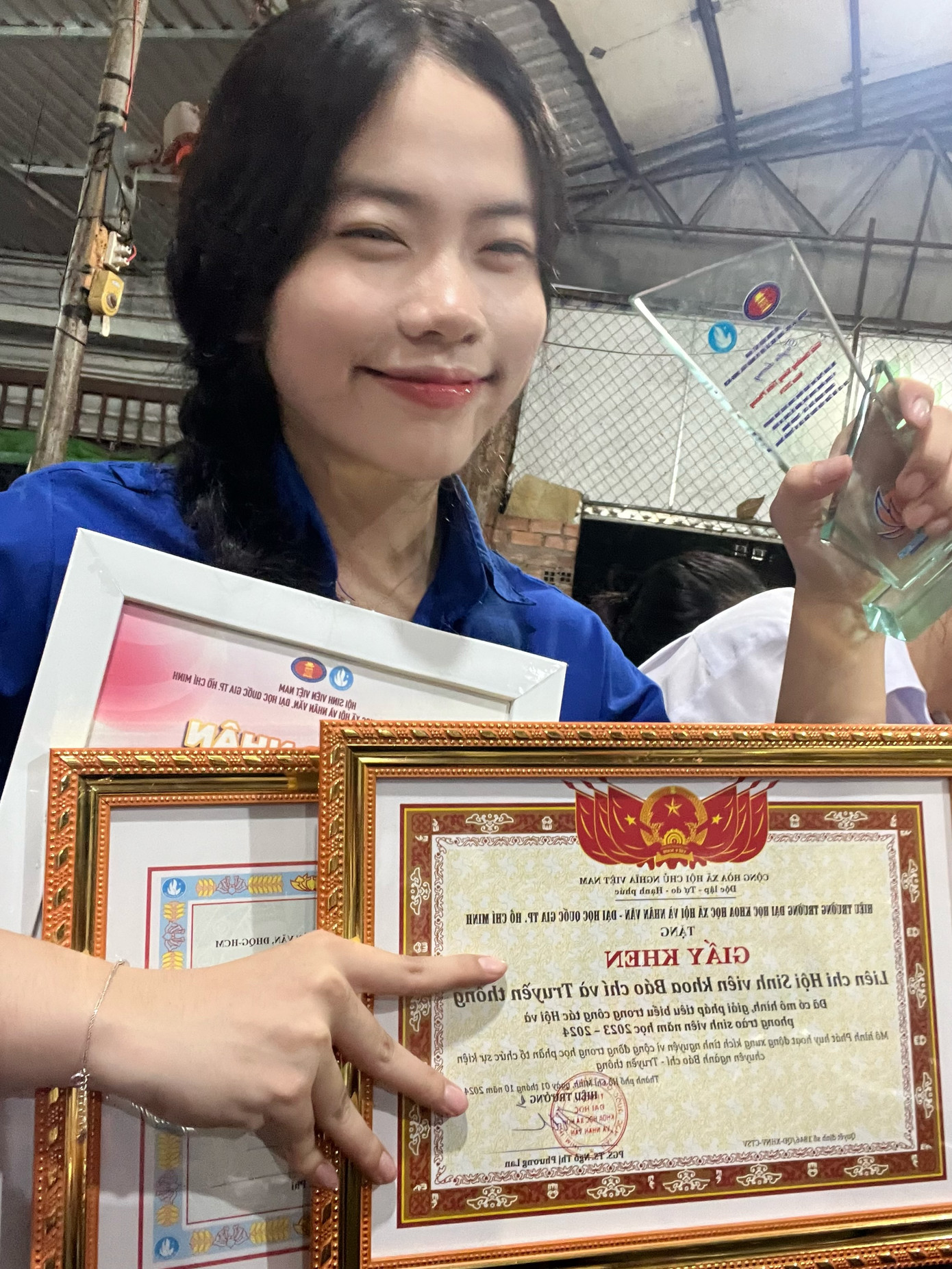 Hiền Trang nhận phần thưởng. Hiền Trang nhận phần thưởng.