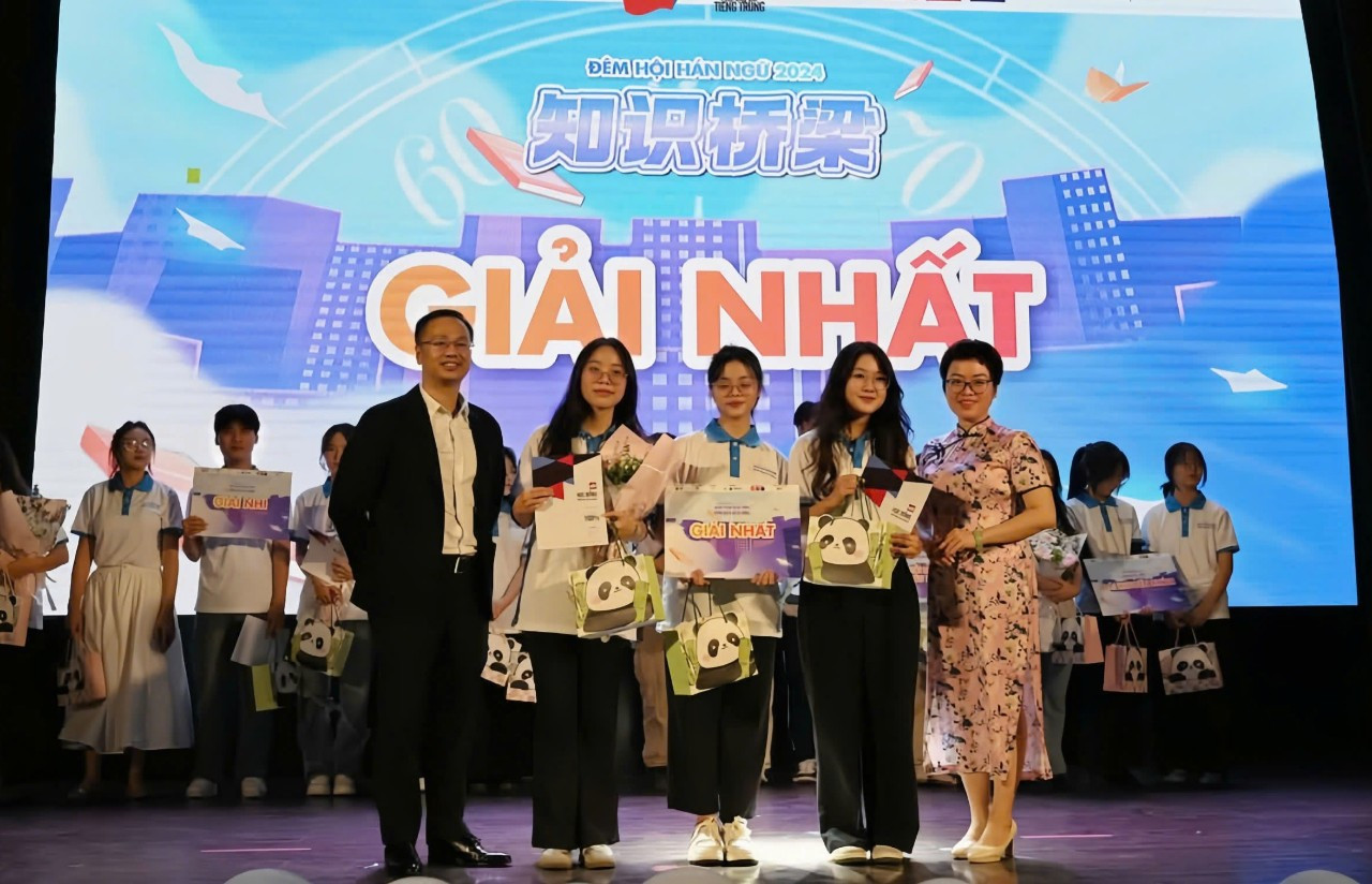 Nữ phiên dịch viên 20 tuổi trong chuyến thăm cấp Nhà nước của Tổng Bí thư, Chủ tịch nước Tập Cận Bình từng sở hữu loạt thành tích ấn tượng. Nữ phiên dịch viên 20 tuổi trong chuyến thăm cấp Nhà nước của Tổng Bí thư, Chủ tịch nước Tập Cận Bình từng sở hữu loạt thành tích ấn tượng.