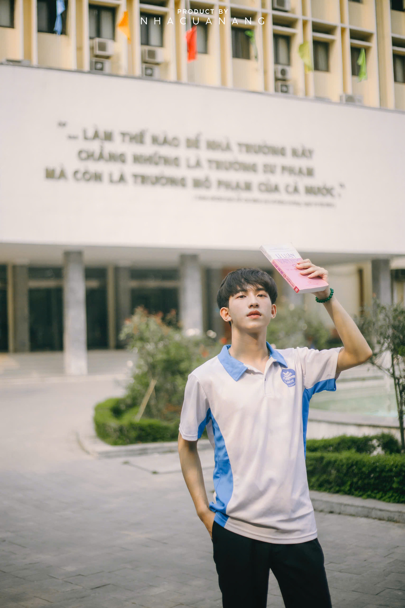 Châu Nguyễn Tùng Sơn tin rằng học Văn là học làm người, và đam mê không cần mang giới tính.