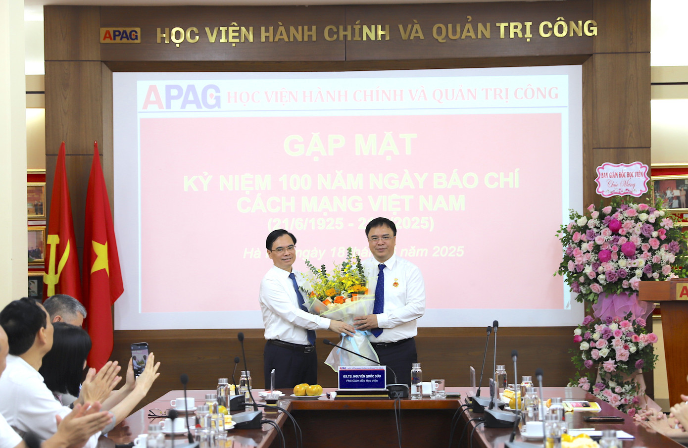 PGS.TS. Dương Trung Ý, Phó Giám đốc Học viện Chính trị quốc gia Hồ Chí Minh trao tặng Kỷ niệm chương “Vì sự nghiệp Báo chí cách mạng Việt Nam” cho GS.TS. Nguyễn Quốc Sửu, Phó Giám đốc Học viện Hành chính và Quản trị công. PGS.TS. Dương Trung Ý, Phó Giám đốc Học viện Chính trị quốc gia Hồ Chí Minh trao tặng Kỷ niệm chương “Vì sự nghiệp Báo chí cách mạng Việt Nam” cho GS.TS. Nguyễn Quốc Sửu, Phó Giám đốc Học viện Hành chính và Quản trị công.