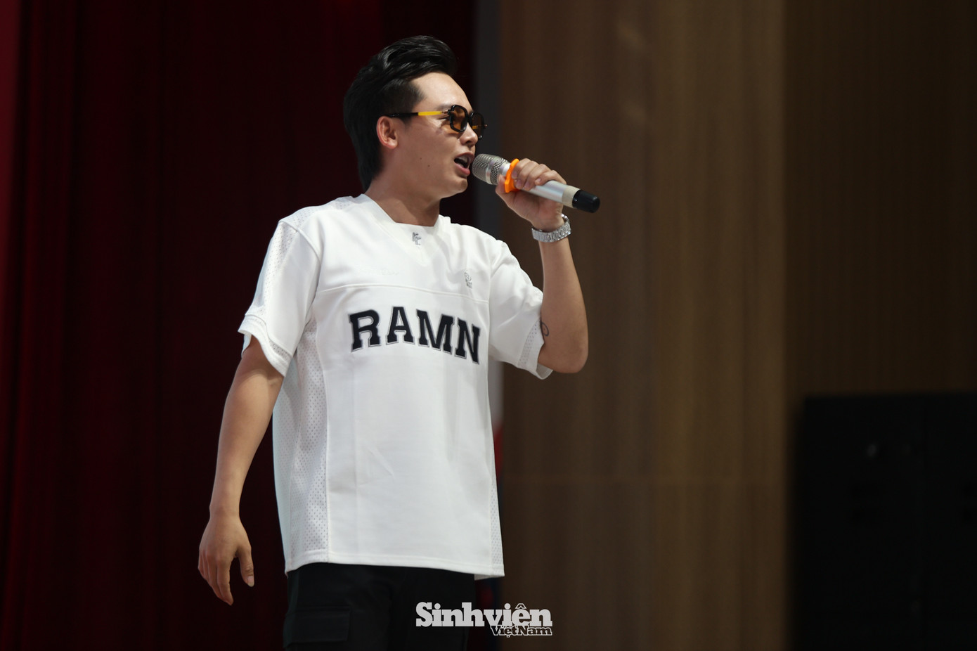 Không làm khán giả thất vọng, Xuân Đức và Kuun Đức Nam đã mang đến những bản hit quen thuộc, khuấy động toàn bộ hội trường. Với phong cách trình diễn tự tin, lôi cuốn và sự kết hợp ăn ý, hai ca sĩ đã dẫn dắt khán giả đi qua nhiều cung bậc cảm xúc.