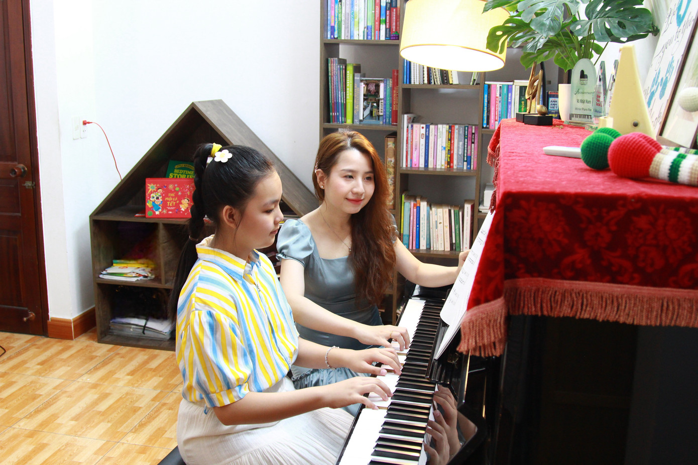 Phương Thảo không ngừng học tập và trau dồi kiến thức chuyên môn để mang đến cho học trò những buổi học chất lượng, tràn đầy cảm hứng. Phương Thảo không ngừng học tập và trau dồi kiến thức chuyên môn để mang đến cho học trò những buổi học chất lượng, tràn đầy cảm hứng.