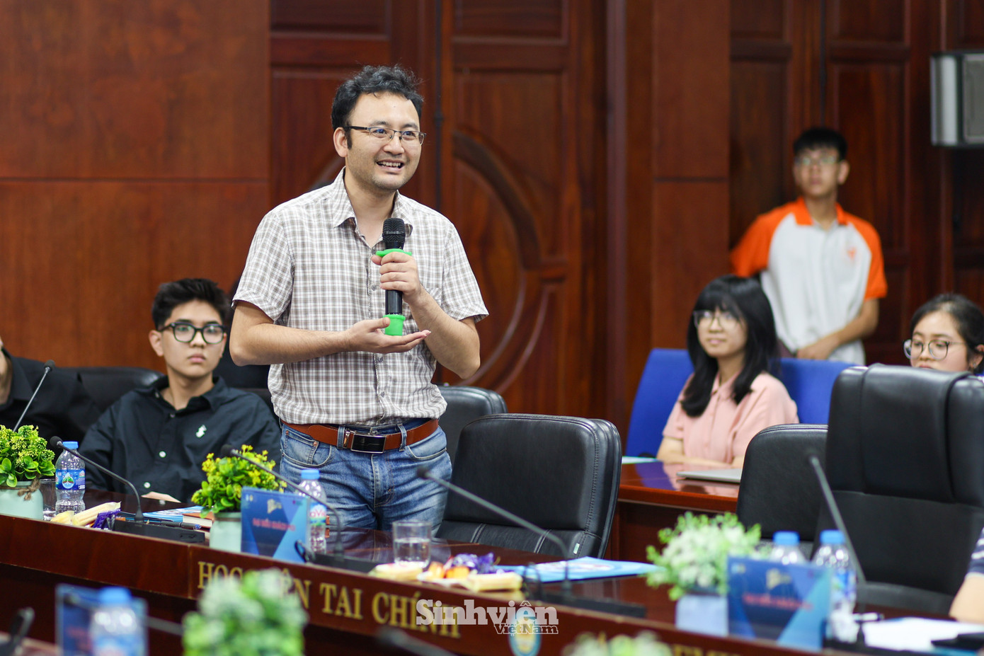 Giảng viên và sinh viên Học viện Tài chính trao đổi, đặt câu hỏi cho diễn giả.