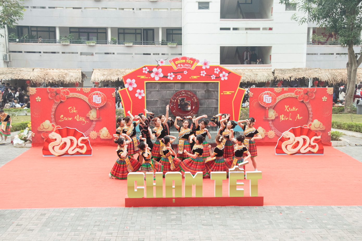 Các tiết mục văn nghệ đặc sắc tại chương trình. Các tiết mục văn nghệ đặc sắc tại chương trình.