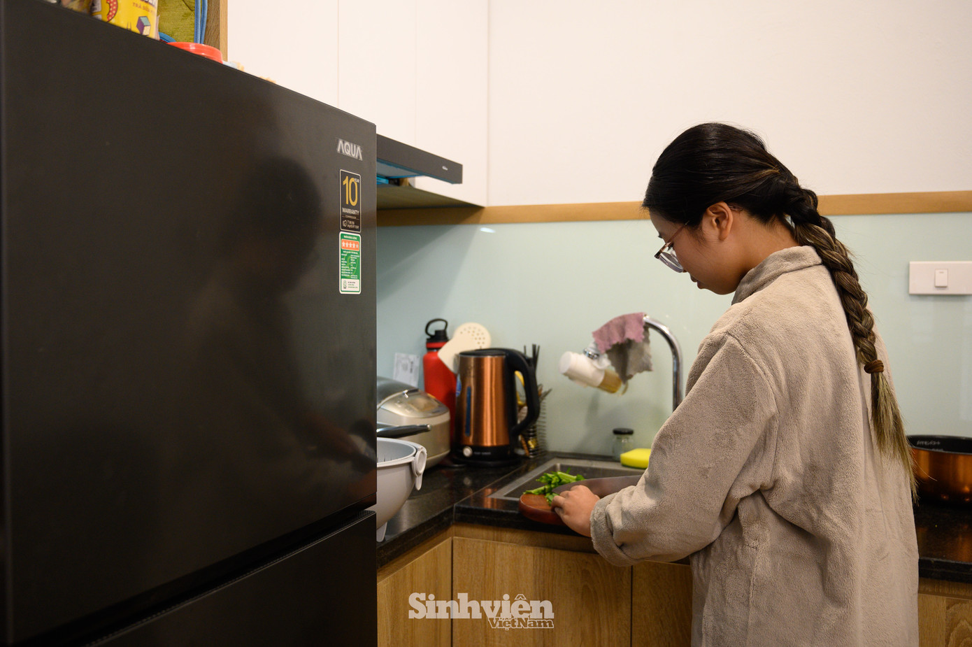 Nhớ “vị nhà”, Ngọc Trâm vẫn hay gọi điện cho mẹ hỏi công thức, bí kíp nấu ăn. Cô tự tay đi chợ, nấu cơm. Tự nấu nướng sau giờ học khiến Trâm nhớ đến những khoảnh khắc quây quần nấu ăn cùng mẹ mùa Tết này.