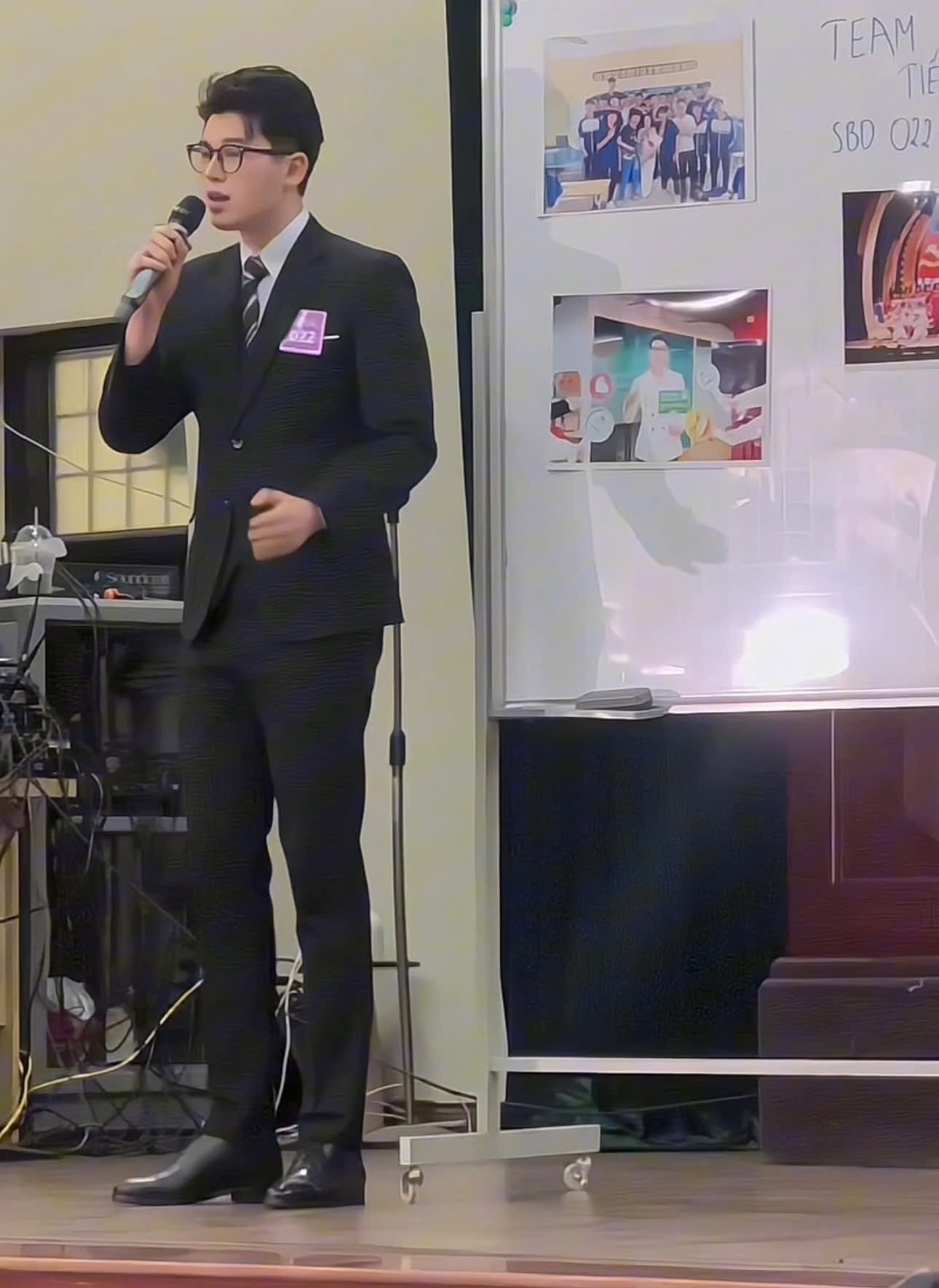 Không chỉ là người sáng tạo nội dung học thuật, Bình còn là người truyền nhiệt huyết sống tích cực đến cộng đồng, đặc biệt là giới trẻ.