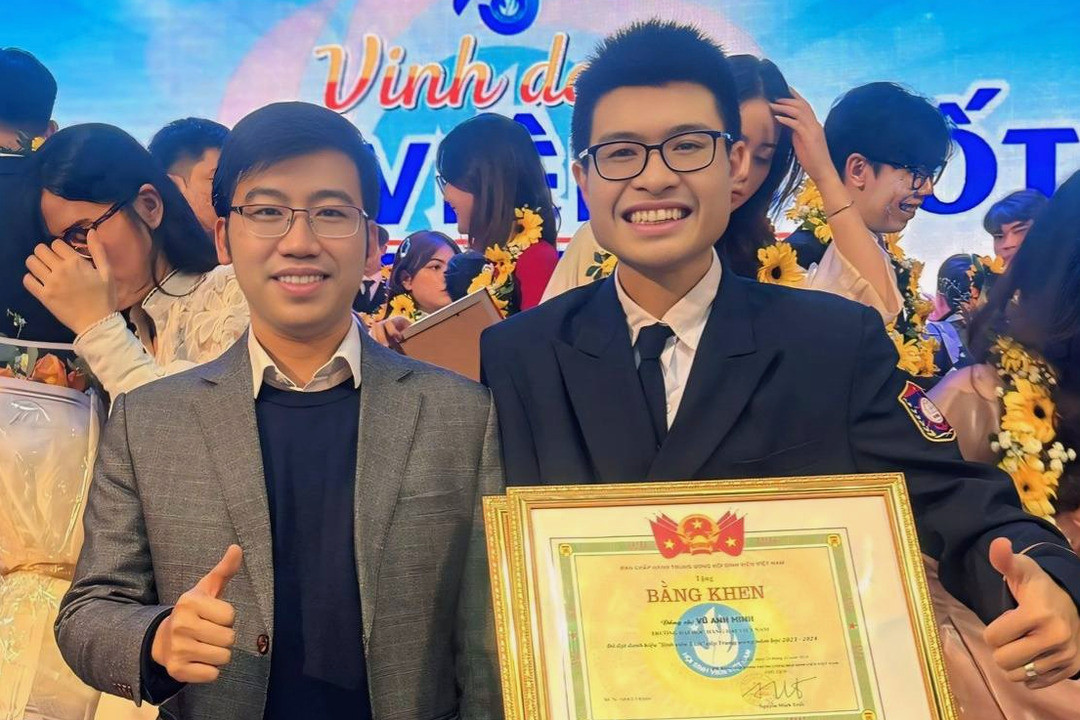 Anh Minh và anh Ngô Việt Anh - Chủ tịch Hội Sinh viên trường Đại học Hàng hải Việt Nam, cũng là “Sinh viên 5 tốt” cấp Trung ương năm 2015.