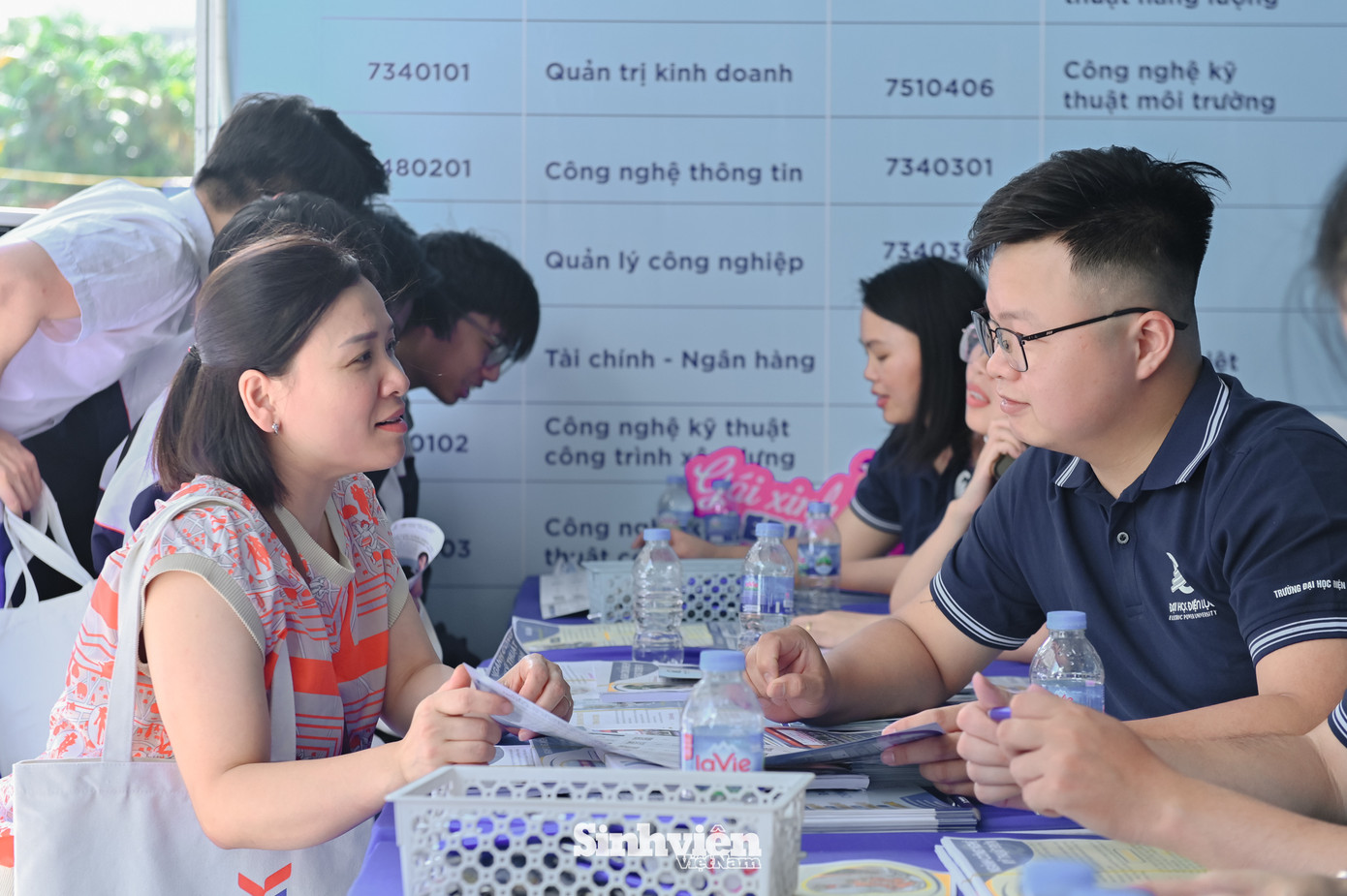 Thông tin về 32 ngành đào tạo, trong đó có 12 ngành học mới, cùng các phương thức xét tuyển linh hoạt đã nhận được sự chú ý từ nhiều học sinh.