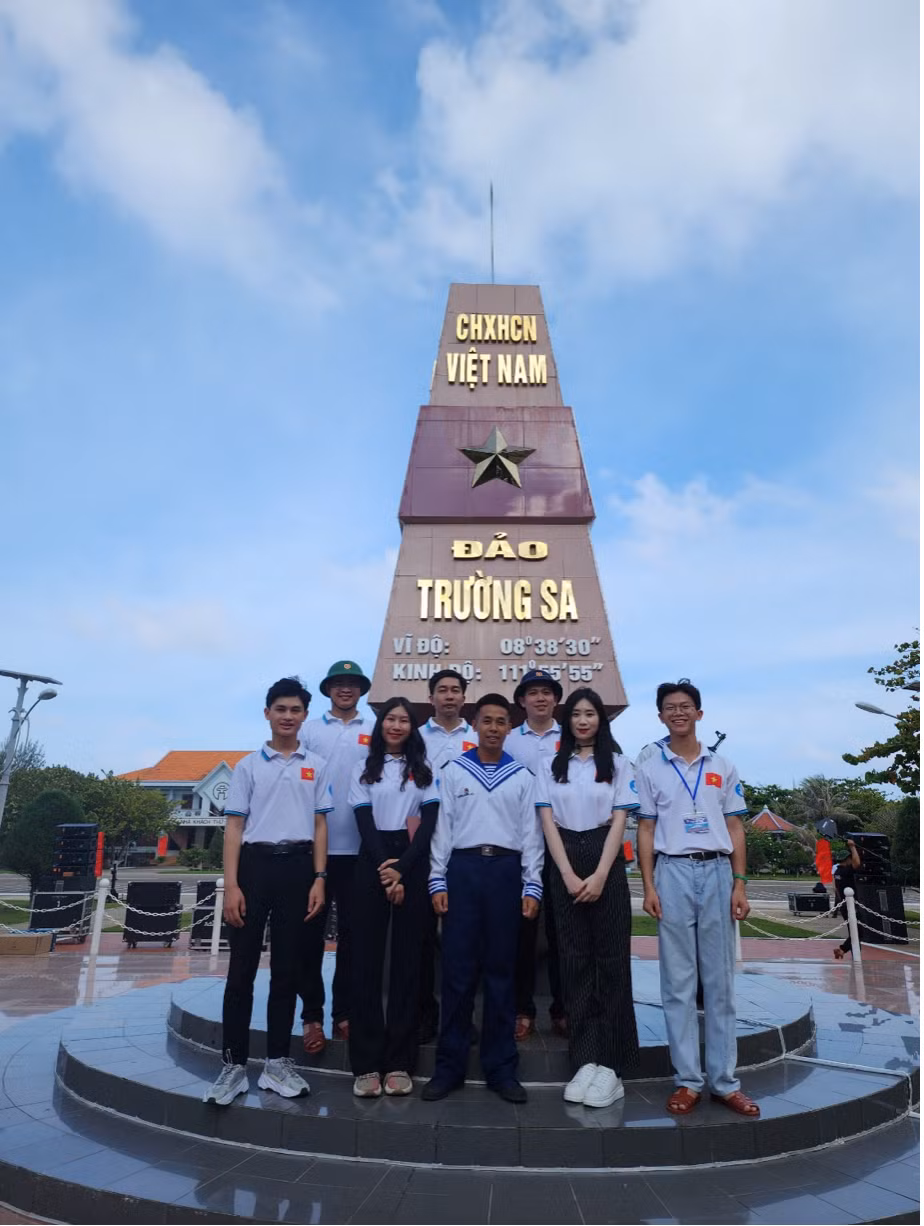 Tham gia Hành trình Sinh viên với biển, đảo Tổ quốc năm 2023. Tham gia Hành trình Sinh viên với biển, đảo Tổ quốc năm 2023.