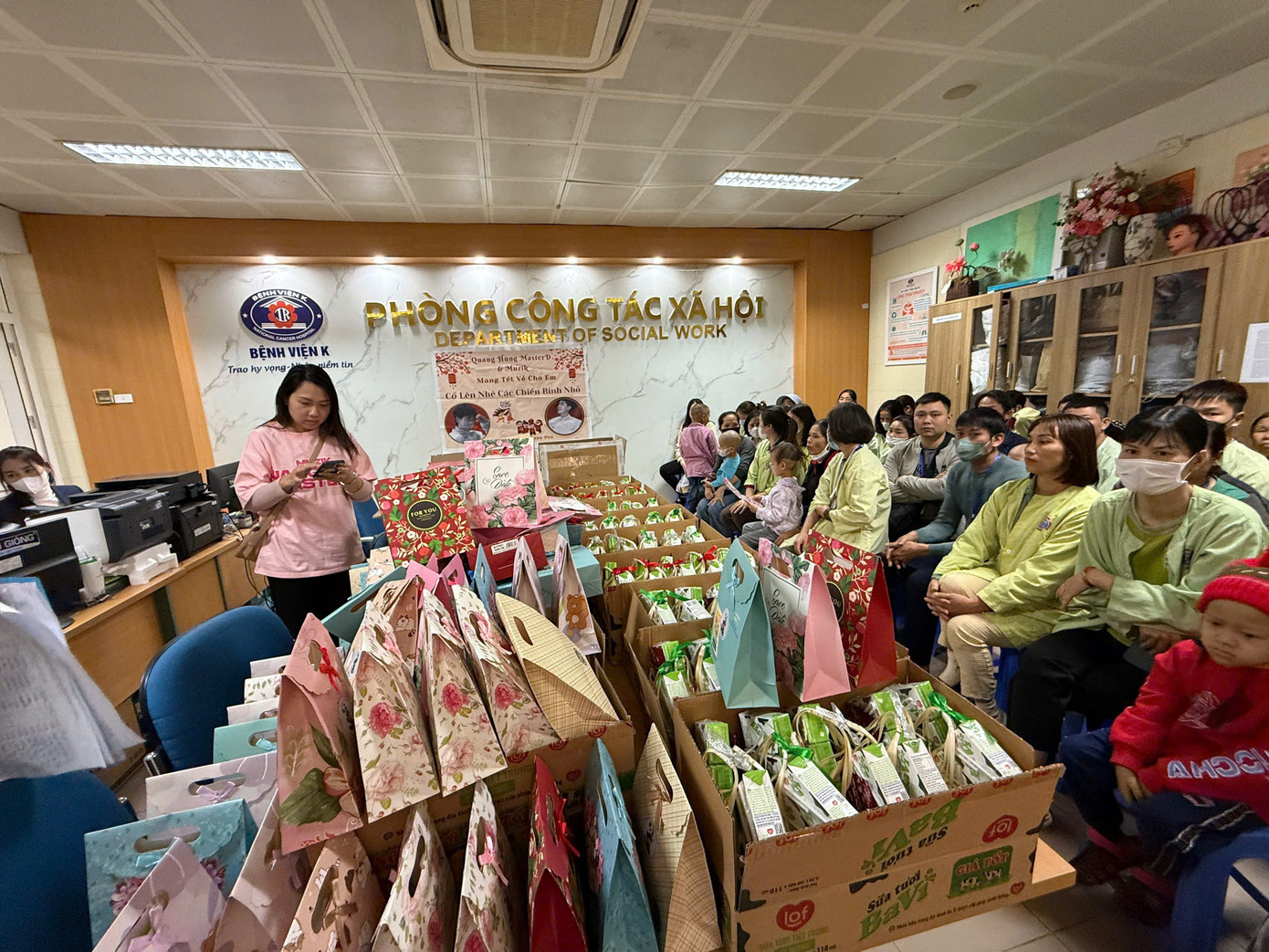 Những phần quà được người hâm mộ nghệ sĩ Quang Hùng tới các bệnh nhi tại bệnh viện K3 Tân Triều, Hà Nội. Những phần quà được người hâm mộ nghệ sĩ Quang Hùng tới các bệnh nhi tại bệnh viện K3 Tân Triều, Hà Nội.