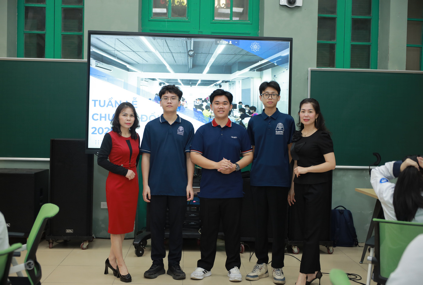 Anh Tú trong “Tuần lễ chuyển đổi số quận Hoàn Kiếm 2024” (ở giữa).