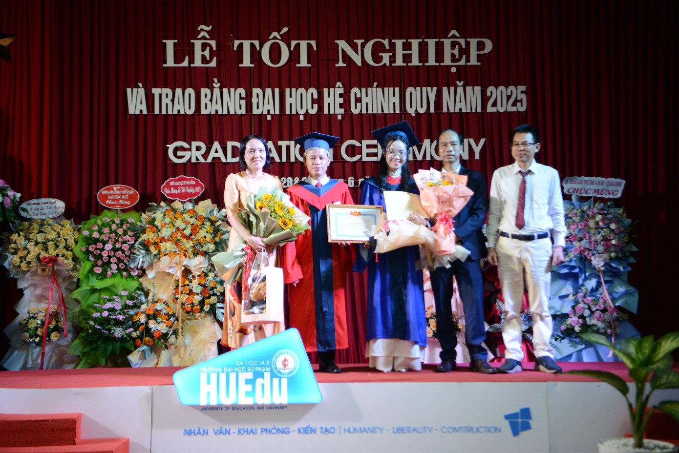 Nữ sinh chụp ảnh cùng gia đình trong ngày tốt nghiệp. Nữ sinh chụp ảnh cùng gia đình trong ngày tốt nghiệp.