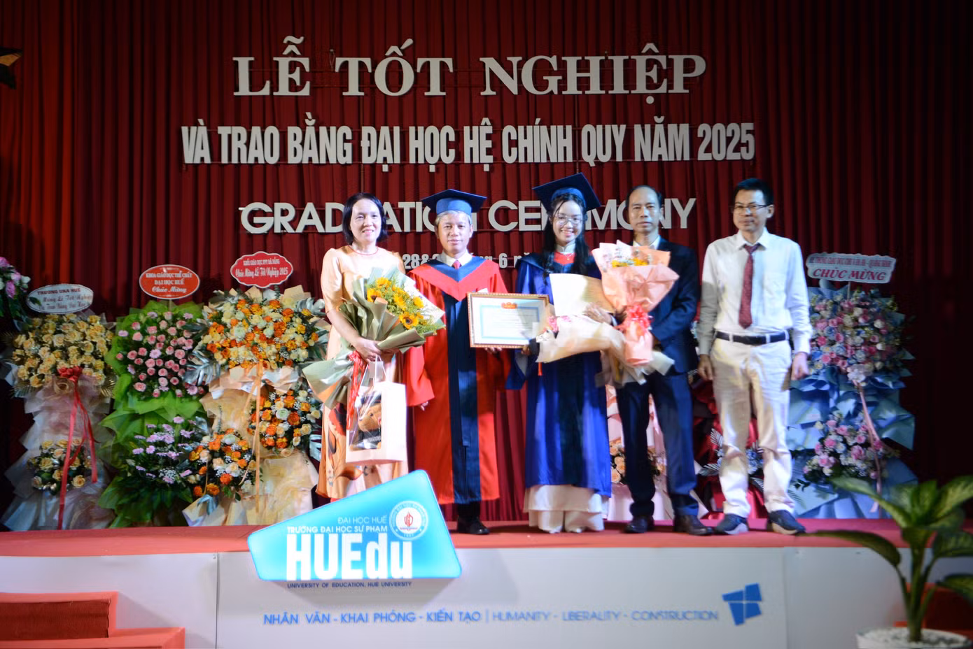 Nữ sinh chụp ảnh cùng gia đình trong ngày tốt nghiệp.