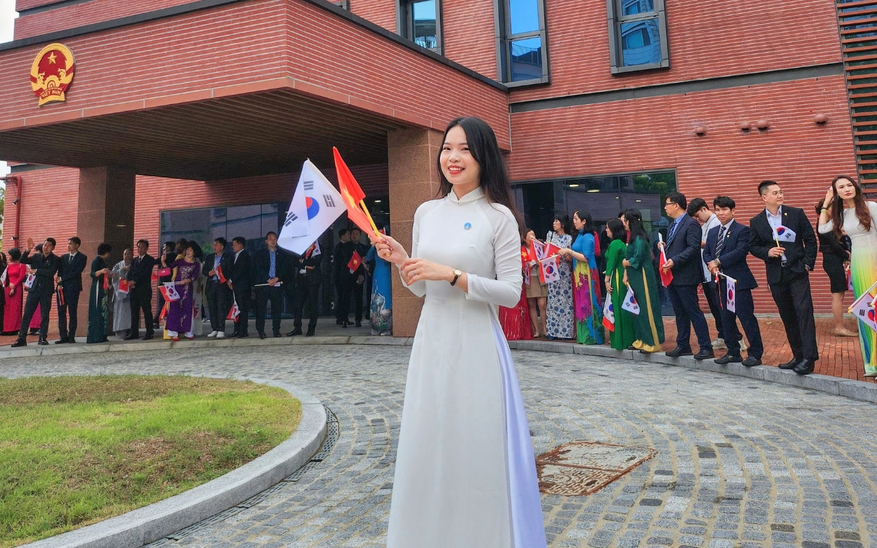 Tại lễ đón Thủ tướng Chính phủ Phạm Minh Chính và Phu nhân tới thăm, gặp gỡ cán bộ, nhân viên Đại sứ quán và cộng đồng người Việt Nam tại Hàn Quốc. Tại lễ đón Thủ tướng Chính phủ Phạm Minh Chính và Phu nhân tới thăm, gặp gỡ cán bộ, nhân viên Đại sứ quán và cộng đồng người Việt Nam tại Hàn Quốc.