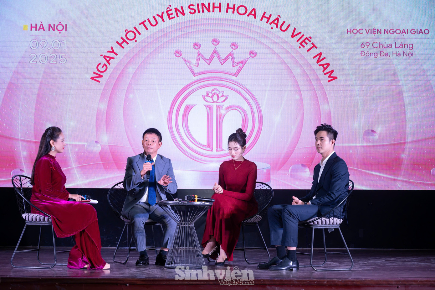 Nhà báo Phùng Công Sưởng - Tổng Biên tập Báo Tiền Phong, Hoa hậu Đỗ Thị Hà và diễn viên Phùng Đức Hiếu chia sẻ kinh nghiệm, động viên tinh thần các thí sinh và giải đáp các câu hỏi về cuộc thi Hoa hậu Việt Nam 2024.